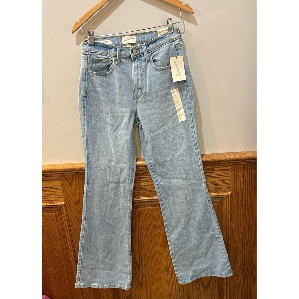 Women's size 6 Universal Thread Light Wash high rise Flare Jeans. NWT.